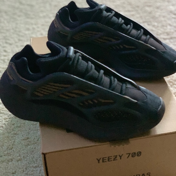 Yeezy 700 V3 Clay Brown - Picture 4 of 7